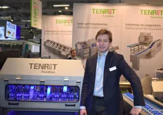 Carl Philip Tenge-Rietberg von Tenrit zeigt die Doppelmaschine zum Schälen und Schneiden von Karotten. Die Anlage ist bereits bei Produktions- und Industriebetrieben im Einsatz.